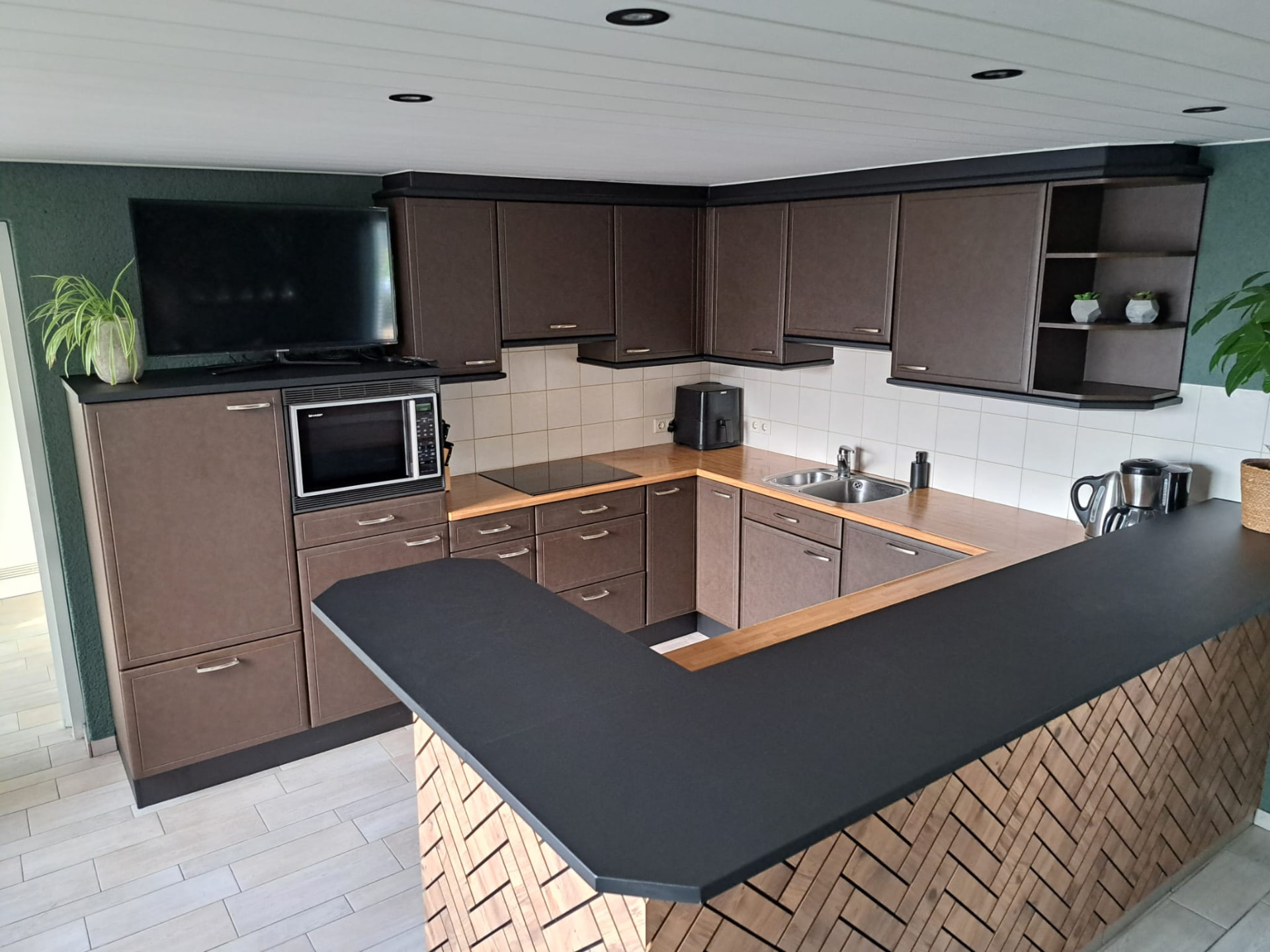 25 jaar oude keuken gerenoveerd in warme structuurlook