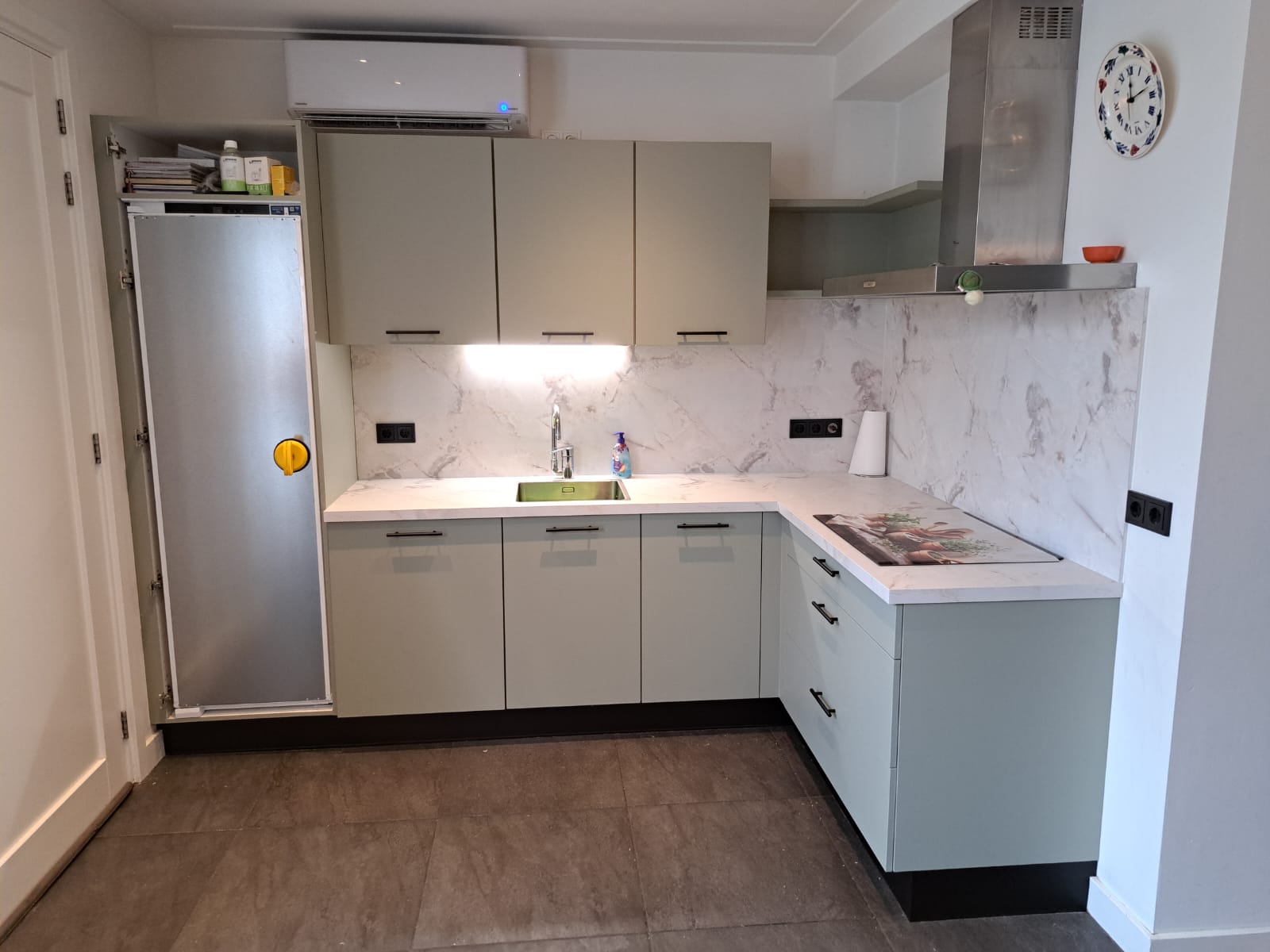 Moderne hoekopstelling in saliegroen